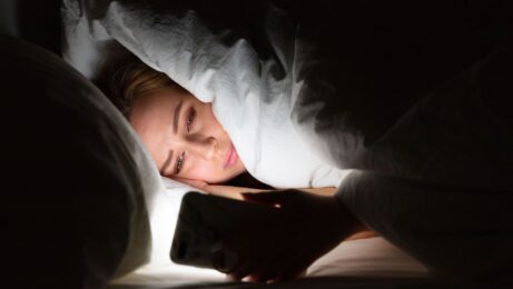 Ovlivňuje mobil v posteli naše zdraví a hormonální hlasdiny