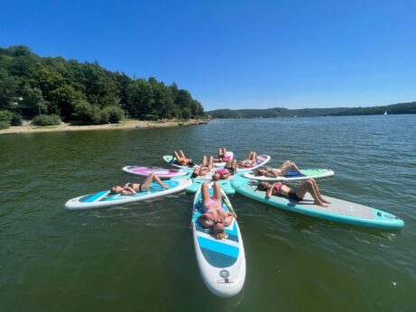 Jóga na&nbsp;paddleboardech vyladí hormony i&nbsp;postavu a&nbsp;kondici